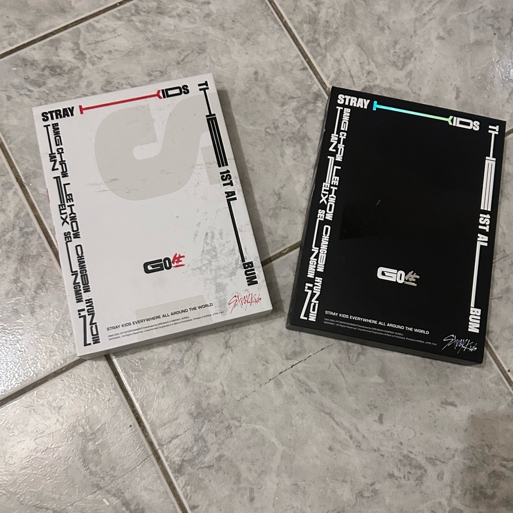 Stray kids Go Live album, limited edition and Red version. PREORDER BENEFITS!